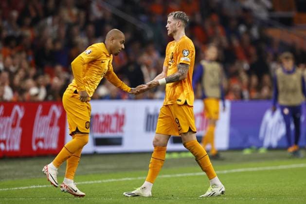 AMSTERDAM - (l-r) Donyell Malen of Holland, Wout Weghorst of Holland during the European Championship, EM, Europameisterschaft Qualifying match in group B between the Netherlands and France at the Johan Cruijff ArenA on October 13, 2023 in Amsterdam, Netherlands. ANP MAURICE VAN STEEN UEFA EURO, EM, Europameisterschaft,Fussball 2024 Qualifying Round 2023 2024 xVIxANPxSportx xxANPxIVx 480999668 originalFilename: 480999668.jpg