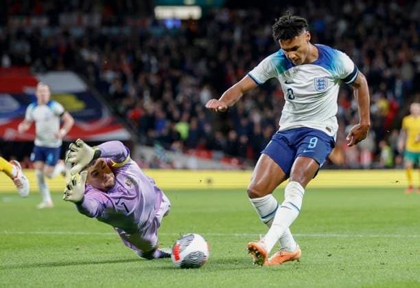 England v Australia - International Friendly, Länderspiel, Nationalmannschaft Ollie Watkins takes a shot past Mat Ryan goalkeeper of Australia during the international friendly match between England and Australia at Wembley Stadium on October 13, 2023 in London, England. London Wembley Stadium London United Kingdom Copyright: xRichardxSellers Sportsphoto APLx 13957476