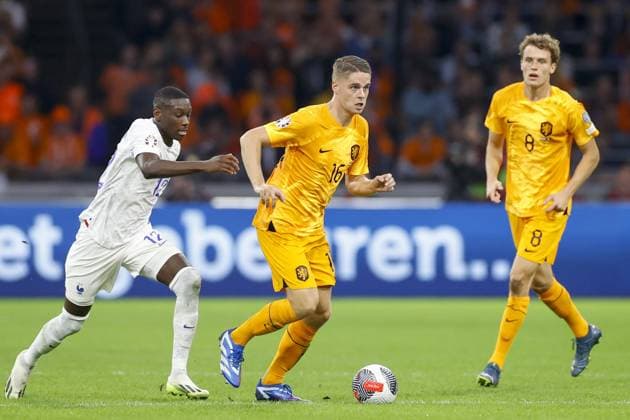 AMSTERDAM, 13-10-2023 JohanCruyff Arena, Football Euro2024 Qualifier between Netherlands and France. Netherlands player Joey Veerman and France player Randal Kolo Muani Netherlands - France  x22734118x Copyright: