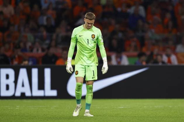 AMSTERDAM - Holland goalkeeper Bart Verbruggen during the European Championship, EM, Europameisterschaft Qualifying match in group B between the Netherlands and France in the Johan Cruijff ArenA on October 13, 2023 in Amsterdam, the Netherlands. ANP MAURICE VAN STEEN UEFA EURO, EM, Europameisterschaft,Fussball 2024 Qualifying Round 2023 2024 xVIxANPxSportx xxANPxIVx 481000227 originalFilename: 481000227.jpg