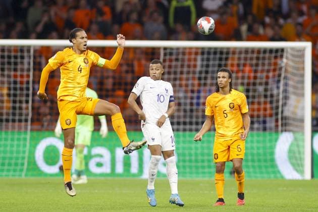 AMSTERDAM, 13-10-2023 JohanCruyff Arena, Football Euro2024 Qualifier between Netherlands and France. Netherlands player Virgil van Dijk and France player Kylian Mbappe Netherlands - France  x22734353x Copyright: