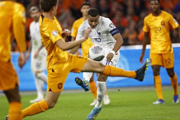 AMSTERDAM - (l-r) Mats Wieffer of Holland, Kylian Mbappe of France scores the 0-2 during the European Championship, EM, Europameisterschaft Qualifying match in group B between the Netherlands and France at the Johan Cruijff ArenA on October 13, 2023 in Amsterdam, the Netherlands. ANP MAURICE VAN STEEN UEFA EURO, EM, Europameisterschaft,Fussball 2024 Qualifying Round 2023 2024 xVIxANPxSportx xxANPxIVx 481001334 originalFilename: 481001334.jpg