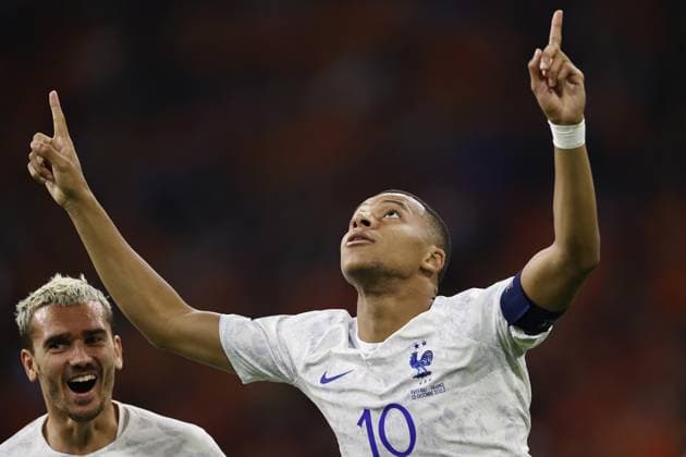 AMSTERDAM - (l-r). Antoine Griezmann of France, Kylian Mbappe of France celebrates the 0-2 during the European Championship, EM, Europameisterschaft Qualifying match in group B between the Netherlands and France at the Johan Cruijff ArenA on October 13, 2023 in Amsterdam, Netherlands. ANP MAURICE VAN STEEN UEFA EURO, EM, Europameisterschaft,Fussball 2024 Qualifying Round 2023 2024 xVIxANPxSportx xxANPxIVx 481001447 originalFilename: 481001447.jpg