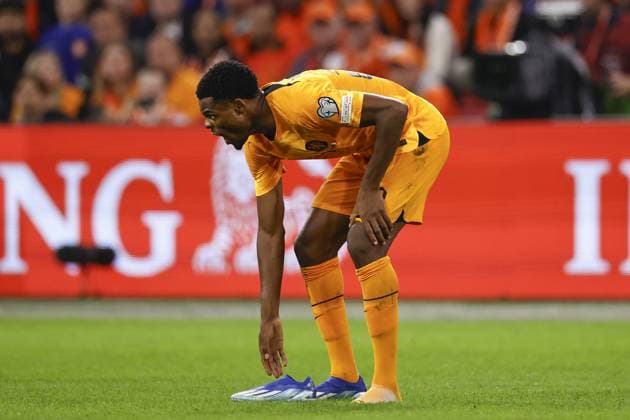 AMSTERDAM - Denzel Dumfries of Holland lost the shoe during the European Championship, EM, Europameisterschaft Qualifying match in group B between the Netherlands and France at the Johan Cruijff ArenA on October 13, 2023 in Amsterdam, the Netherlands. ANP MAURICE VAN STEEN UEFA EURO, EM, Europameisterschaft,Fussball 2024 Qualifying Round 2023 2024 xVIxANPxSportx xxANPxIVx 481001918 originalFilename: 481001918.jpg