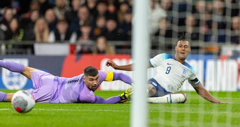 Football - International Friendly, Länderspiel, Nationalmannschaft - England v Australia LONDON, ENGLAND - Friday, October 13, 2023: England s Ollie Watkins (R) sees his shot go past Australia s goalkeeper Matthew Ryan but the ball is cleared off the line during an International Friendly match between England and Australia at Wembley Stadium. (Photo by David Rawcliffe Propaganda) LONDON Wembley Stadium GREATER LONDON ENGLAND  Copyright: xDavidxRawcliffex P2023-10-13-England_Australia-52