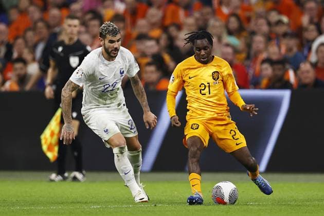 AMSTERDAM - (l-r) Theo Hernandez of France, Jeremie Frimping of Holland during the European Championship, EM, Europameisterschaft Qualifying match in group B between the Netherlands and France at the Johan Cruijff ArenA on October 13, 2023 in Amsterdam, Netherlands. ANP MAURICE VAN STEEN UEFA EURO, EM, Europameisterschaft,Fussball 2024 Qualifying Round 2023 2024 xVIxANPxSportx xxANPxIVx 481002742 originalFilename: 481002742.jpg