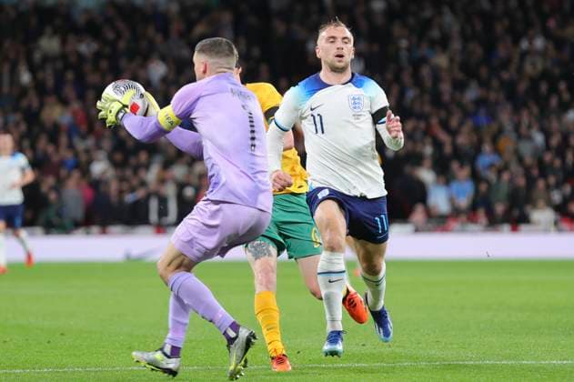 England v Australia International Friendly, Länderspiel, Nationalmannschaft Maty Ryan of Australia collects the ball safely ahead of Jarrod Bowen of England during the International Friendly match at Wembley Stadium, London Copyright: xPaulxChestertonx FIL-19107-0052 UK Newspapers OUT