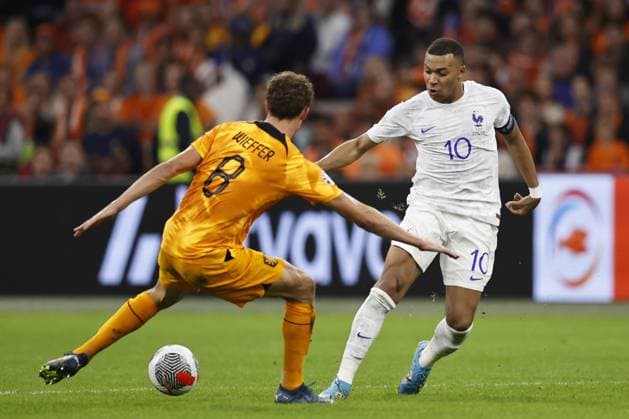 AMSTERDAM - (l-r) Mats Wieffer of Holland, Kylian Mbappe of France during the European Championship, EM, Europameisterschaft Qualifying match in group B between the Netherlands and France at the Johan Cruijff ArenA on October 13, 2023 in Amsterdam, Netherlands. ANP MAURICE VAN STEEN UEFA EURO, EM, Europameisterschaft,Fussball 2024 Qualifying Round 2023 2024 xVIxANPxSportx xxANPxIVx 481003743 originalFilename: 481003743.jpg