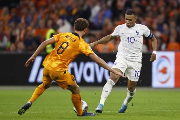 AMSTERDAM - (l-r) Mats Wieffer of Holland, Kylian Mbappe of France during the European Championship, EM, Europameisterschaft Qualifying match in group B between the Netherlands and France at the Johan Cruijff ArenA on October 13, 2023 in Amsterdam, Netherlands. ANP MAURICE VAN STEEN UEFA EURO, EM, Europameisterschaft,Fussball 2024 Qualifying Round 2023 2024 xVIxANPxSportx xxANPxIVx 481003737 originalFilename: 481003737.jpg