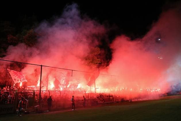 Sport Themen der Woche KW41 Sport Bilder des Tages BSG Chemie Leipzig vs. Eintracht Frankfurt, Freundschaftsspiel, 13.10.23 Jede Menge Pyro-Show im Fanblock der Eintracht. Bengalos. Fussball, Saison 2023 2024, Freundschaftsspiel: BSG Chemie Leipzig vs. SG Eintracht Frankfurt am 13.10.23 im Alfred-Kunze-Sportpark, Leipzig Leutzsch. *** BSG Chemie Leipzig vs Eintracht Frankfurt, friendly match, 13 10 23 Lots of pyro show in the fan block of Eintracht Bengalos football, season 2023 2024, friendly match BSG Chemie Leipzig vs SG Eintracht Frankfurt on 13 10 23 at Alfred Kunze Sportpark, Leipzig Leutzsch Copyright: xBEAUTIFULxSPORTS JanxKaeferx