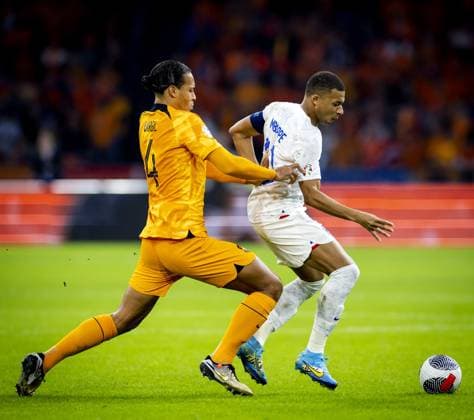 AMSTERDAM - (l-r) Virgil van Dijk of Holland, Kylian Mbappe of France during the European Championship, EM, Europameisterschaft Qualifying match in group B between the Netherlands and France at the Johan Cruijff ArenA on October 13, 2023 in Amsterdam, Netherlands. ANP KOEN VAN WEEL UEFA EURO, EM, Europameisterschaft,Fussball 2024 Qualifying Round 2023 2024 xVIxANPxSportx xxANPxIVx 481011506 originalFilename: 481011506.jpg