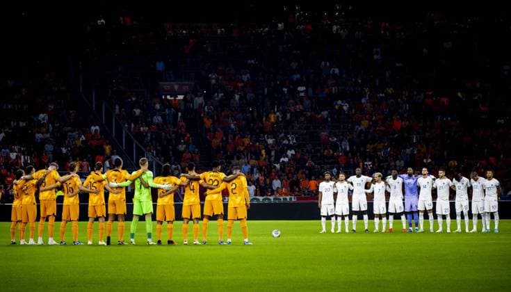 AMSTERDAM - Minute of silence in memory of the victims in Israel and the Gaza Strip during the European Championship, EM, Europameisterschaft Qualifying match in group B between the Netherlands and France in the Johan Cruijff ArenA on October 13, 2023 in Amsterdam, the Netherlands. ANP KOEN VAN WEEL UEFA EURO, EM, Europameisterschaft,Fussball 2024 Qualifying Round 2023 2024 xVIxANPxSportx xxANPxIVx 481011579 originalFilename: 481011579.jpg