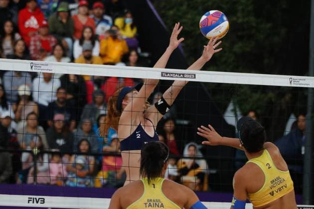 Beach volleyball, Beachvolleyball World Championship, WM, Weltmeisterschaft Women™s Quarterfinals USA Vs Brazil October 13, 2023, Tlaxcala, Mexico: Kelly Cheng of USA competes agains team Brazil during the Beach Volleyball World Championship Women s Quarterfinals between USA and Brazil. on October 13, 2023 in Tlaxcala, Mexico. (Photo by Essene Hernandez Eyepix Group) Copyright: xEssenexHernandez xEyepixxGroupx EH_13102023_101410