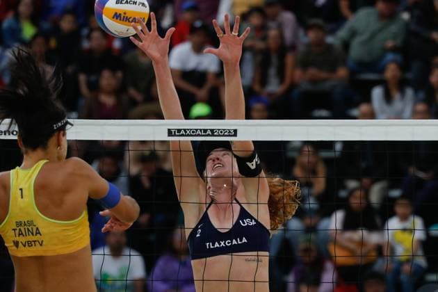 Beach volleyball, Beachvolleyball World Championship, WM, Weltmeisterschaft Women™s Quarterfinals USA Vs Brazil October 13, 2023, Tlaxcala, Mexico: Kelly Cheng of USA (L) competes agains Taina Bigi of Brazil during the Beach Volleyball World Championship Women s Quarterfinals between USA and Brazil. on October 13, 2023 in Tlaxcala, Mexico. (Photo by Essene Hernandez Eyepix Group) Copyright: xEssenexHernandez xEyepixxGroupx EH_13102023_101426