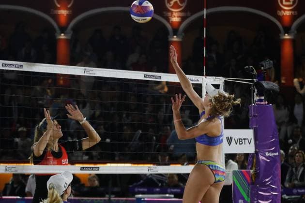 October 14, 2023, Tlaxcala, Ciudad de Mexico, Mexico: October 13, 2023, Tlaxcala, Mexico: Kristen Nuss of USA competes agains Tanja Ho¼berli of Switzerland during the Beach volleyball, Beachvolleyball World Championship, WM, Weltmeisterschaft Women s Quarterfinals between USA and Switzerland. on October 13, 2023 in Tlaxcala, Mexico. Tlaxcala Mexico - ZUMAe321 20231014_zsa_e321_081 Copyright: xEssenexHernandez xEyepixxGroupx