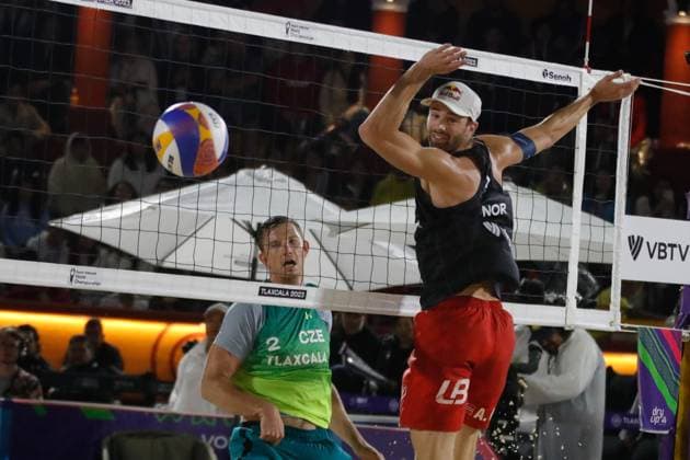 October 14, 2023, Tlaxcala, Ciudad de Mexico, Mexico: October 13, 2023, Tlaxcala, Mexico: Anders Berntsen Mol of Norway competes agains David Schweiner of Czechia during the Beach volleyball, Beachvolleyball World Championship, WM, Weltmeisterschaft Men s Quarterfinals between Norway and Czechia. on October 13, 2023 in Tlaxcala, Mexico. Tlaxcala Mexico - ZUMAe321 20231014_zsa_e321_110 Copyright: xEssenexHernandez xEyepixxGroupx