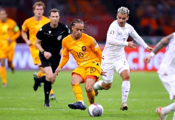 MALEN Donyell Team Holland mit GRIEZMANN Antoine UEFA Fussball EURO Qualifikation Spiel Holland - Frankreich 1 : 2 am 13.10.2023 in Amsterdam DFL REGULATIONS PROHIBIT ANY USE OF PHOTOGRAPHS as IMAGE SEQUENCES and or QUASI-VIDEO Copyright: xLacixPerenyix