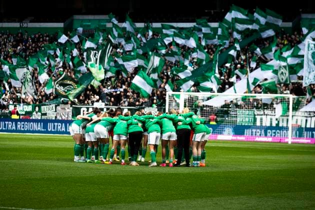 GER, FFBL, SV Werder Bremen vs 1. FC Koeln 14.10.2023, wohninvest WESERSTADION, GER, FFBL, SV Werder Bremen vs 1. FC Koeln im Bild Die Werder Frauen im Kreis vor dem Anstoss,