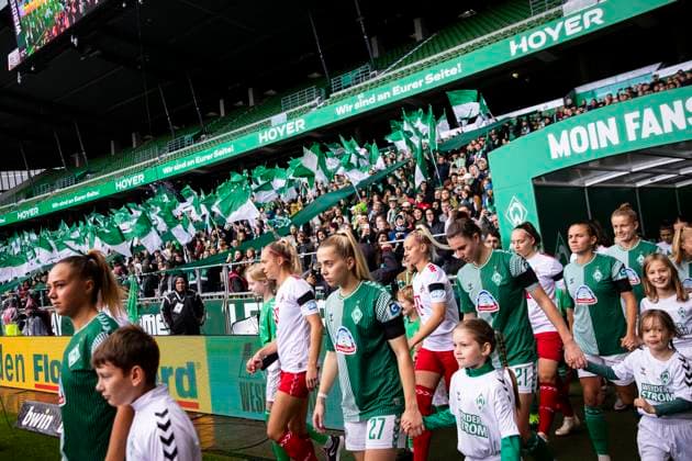 GER, FFBL, SV Werder Bremen vs 1. FC Koeln 14.10.2023, wohninvest WESERSTADION, GER, FFBL, SV Werder Bremen vs 1. FC Koeln im Bild Die Mannschaften der Werder Frauen und der Frauen des 1.FC Köln laufen ins wohninvest WESERSTADION ein,