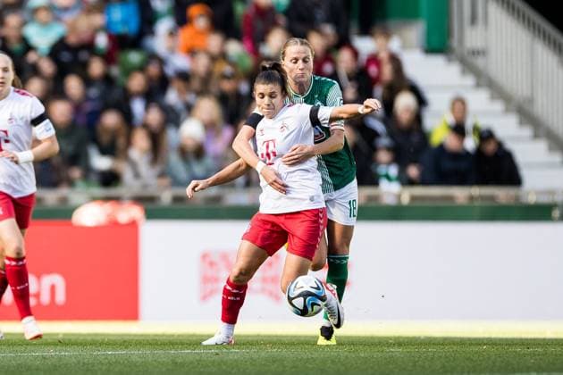 GOOGLE PIXEL Frauen Bundesliga, SV Werder Bremen - 1. FC Koeln; 14.10.2023 Zweikampf Martyna Wiankowska (1. FC Koeln, 26), Lina Hausicke (SV Werder Bremen, 18) GOOGLE PIXEL Frauen Bundesliga, SV Werder Bremen - 1. FC Koeln, Bremen, wohninvest Weserstadion am 14.10.2023 DFB REGULATIONS PROHIBIT ANY USE OF PHOTOGRAPHS AS IMAGE SEQUENCES AND OR QUASI-VIDEO. Copyright: xBEAUTIFULxSPORTS Wunderlx