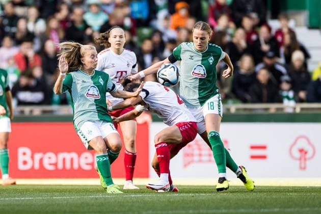 GOOGLE PIXEL Frauen Bundesliga, SV Werder Bremen - 1. FC Koeln; 14.10.2023 Zweikampf Richarda Walkling (SV Werder Bremen, 13), Martyna Wiankowska (1. FC Koeln, 26), Lina Hausicke (SV Werder Bremen, 18) GOOGLE PIXEL Frauen Bundesliga, SV Werder Bremen - 1. FC Koeln, Bremen, wohninvest Weserstadion am 14.10.2023 DFB REGULATIONS PROHIBIT ANY USE OF PHOTOGRAPHS AS IMAGE SEQUENCES AND OR QUASI-VIDEO. Copyright: xBEAUTIFULxSPORTS Wunderlx