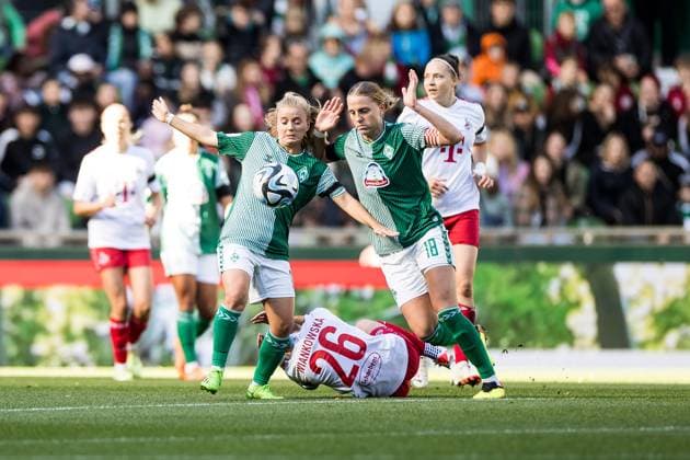 GOOGLE PIXEL Frauen Bundesliga, SV Werder Bremen - 1. FC Koeln; 14.10.2023 Zweikampf Richarda Walkling (SV Werder Bremen, 13), Martyna Wiankowska (1. FC Koeln, 26), Lina Hausicke (SV Werder Bremen, 18) GOOGLE PIXEL Frauen Bundesliga, SV Werder Bremen - 1. FC Koeln, Bremen, wohninvest Weserstadion am 14.10.2023 DFB REGULATIONS PROHIBIT ANY USE OF PHOTOGRAPHS AS IMAGE SEQUENCES AND OR QUASI-VIDEO. Copyright: xBEAUTIFULxSPORTS Wunderlx