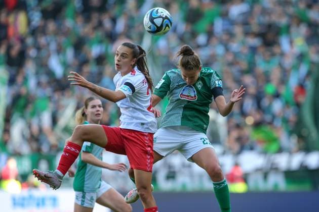 v.li.: Natalia Padilla-Bidas (1. FC Köln, 22) und Hanna Nemeth (SV Werder Bremen, 23) im Kopfballduell, Kopfball, Zweikampf, Action, Aktion, Spielszene, DIE DFB-RICHTLINIEN UNTERSAGEN JEGLICHE NUTZUNG VON FOTOS ALS SEQUENZBILDER UND ODER VIDEOÄHNLICHE FOTOSTRECKEN. DFB REGULATIONS PROHIBIT ANY USE OF PHOTOGRAPHS AS IMAGE SEQUENCES AND OR QUASI-VIDEO., 14.10.2023, Bremen (Deutschland), Fussball, Google Pixel Frauen-Bundesliga, SV Werder Bremen - 1. FC Köln