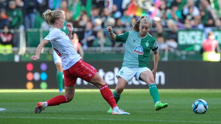 v.li.: Celina Degen (1. FC Köln, 5) und Ricarda Walkling (SV Werder Bremen, 13) im Zweikampf, Duell, Dynamik, Aktion, Action, Spielszene, DIE DFB-RICHTLINIEN UNTERSAGEN JEGLICHE NUTZUNG VON FOTOS ALS SEQUENZBILDER UND ODER VIDEOÄHNLICHE FOTOSTRECKEN. DFB REGULATIONS PROHIBIT ANY USE OF PHOTOGRAPHS AS IMAGE SEQUENCES AND OR QUASI-VIDEO., 14.10.2023, Bremen (Deutschland), Fussball, Google Pixel Frauen-Bundesliga, SV Werder Bremen - 1. FC Köln