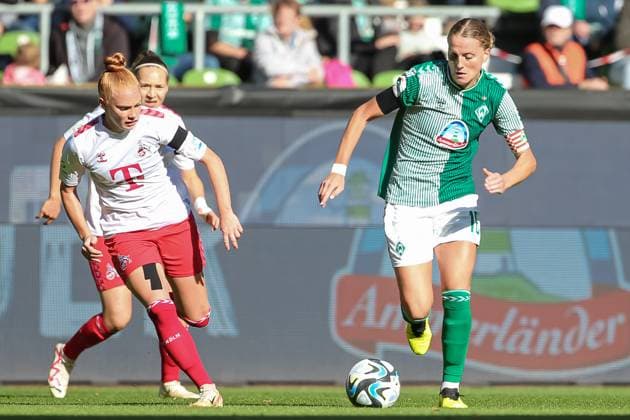 v.li.: Laura Vogt (1. FC Köln, 8) und Lina Hausicke (SV Werder Bremen, 18) im Zweikampf, Duell, Dynamik, Aktion, Action, Spielszene, DIE DFB-RICHTLINIEN UNTERSAGEN JEGLICHE NUTZUNG VON FOTOS ALS SEQUENZBILDER UND ODER VIDEOÄHNLICHE FOTOSTRECKEN. DFB REGULATIONS PROHIBIT ANY USE OF PHOTOGRAPHS AS IMAGE SEQUENCES AND OR QUASI-VIDEO., 14.10.2023, Bremen (Deutschland), Fussball, Google Pixel Frauen-Bundesliga, SV Werder Bremen - 1. FC Köln