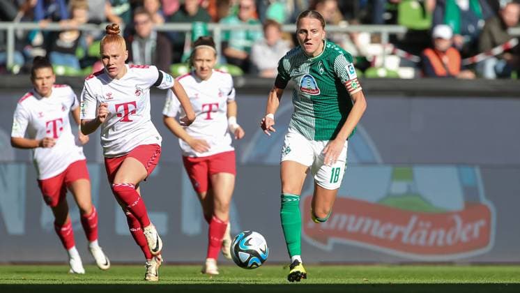 v.li.: Laura Vogt (1. FC Köln, 8) und Lina Hausicke (SV Werder Bremen, 18) im Laufduell, Zweikampf, Duell, Dynamik, Aktion, Action, Spielszene, DIE DFB-RICHTLINIEN UNTERSAGEN JEGLICHE NUTZUNG VON FOTOS ALS SEQUENZBILDER UND ODER VIDEOÄHNLICHE FOTOSTRECKEN. DFB REGULATIONS PROHIBIT ANY USE OF PHOTOGRAPHS AS IMAGE SEQUENCES AND OR QUASI-VIDEO., 14.10.2023, Bremen (Deutschland), Fussball, Google Pixel Frauen-Bundesliga, SV Werder Bremen - 1. FC Köln