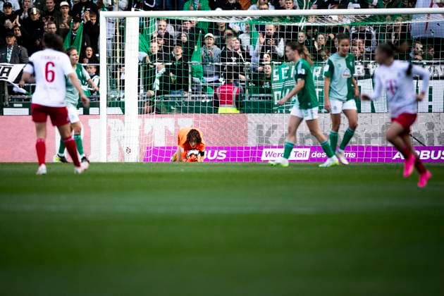 GER, FFBL, SV Werder Bremen vs 1. FC Koeln 14.10.2023, wohninvest WESERSTADION, GER, FFBL, SV Werder Bremen vs 1. FC Koeln im Bild Livia Peng (SV Werder Bremen 01) hält den Ball fest,