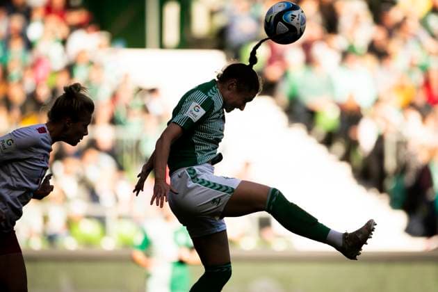 GER, FFBL, SV Werder Bremen vs 1. FC Koeln 14.10.2023, wohninvest WESERSTADION, GER, FFBL, SV Werder Bremen vs 1. FC Koeln im Bild Kopfball Chiara Hahn (SV Werder Bremen 21),