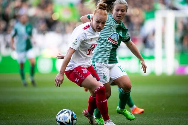 GER, FFBL, SV Werder Bremen vs 1. FC Koeln 14.10.2023, wohninvest WESERSTADION, GER, FFBL, SV Werder Bremen vs 1. FC Koeln im Bild Duell Zweikampf zwischen Laura Vogt (1. FC Koeln 08) und Ricarda Walkling (SV Werder Bremen 13),