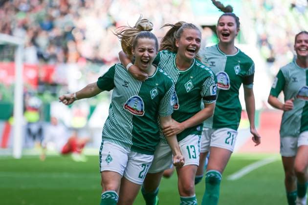 v.li.: Nina Lührßen (SV Werder Bremen, 27) und Ricarda Walkling (SV Werder Bremen, 13) mit Torjubel, Jubel, jubeln, jubelt, optimistisch, Spielszene, Highlight, Freude über das Tor zum 1:0, DIE DFB-RICHTLINIEN UNTERSAGEN JEGLICHE NUTZUNG VON FOTOS ALS SEQUENZBILDER UND ODER VIDEOÄHNLICHE FOTOSTRECKEN. DFB REGULATIONS PROHIBIT ANY USE OF PHOTOGRAPHS AS IMAGE SEQUENCES AND OR QUASI-VIDEO., 14.10.2023, Bremen (Deutschland), Fussball, Google Pixel Frauen-Bundesliga, SV Werder Bremen - 1. FC Köln