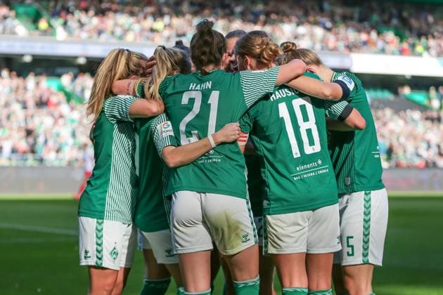 v.li.: Spielerinnen des SV Werder Bremen mit Torjubel, Jubel, jubeln, jubelt, optimistisch, Spielszene, Highlight, Freude über das Tor zum 1:0, DIE DFB-RICHTLINIEN UNTERSAGEN JEGLICHE NUTZUNG VON FOTOS ALS SEQUENZBILDER UND ODER VIDEOÄHNLICHE FOTOSTRECKEN. DFB REGULATIONS PROHIBIT ANY USE OF PHOTOGRAPHS AS IMAGE SEQUENCES AND OR QUASI-VIDEO., 14.10.2023, Bremen (Deutschland), Fussball, Google Pixel Frauen-Bundesliga, SV Werder Bremen - 1. FC Köln