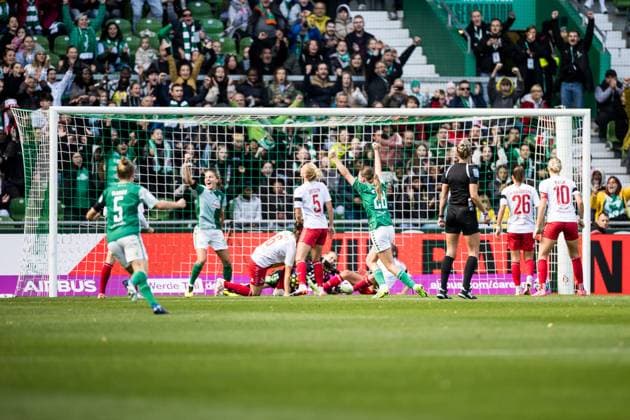 GOOGLE PIXEL Frauen Bundesliga, SV Werder Bremen - 1. FC Koeln; 14.10.2023 Celina Degen (1. FC Koeln, 5) nach dem Eigentor zum 1:0 GOOGLE PIXEL Frauen Bundesliga, SV Werder Bremen - 1. FC Koeln, Bremen, wohninvest Weserstadion am 14.10.2023 DFB REGULATIONS PROHIBIT ANY USE OF PHOTOGRAPHS AS IMAGE SEQUENCES AND OR QUASI-VIDEO. Copyright: xBEAUTIFULxSPORTS Wunderlx