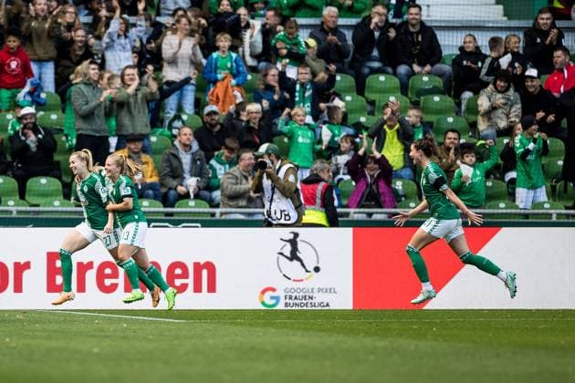GOOGLE PIXEL Frauen Bundesliga, SV Werder Bremen - 1. FC Koeln; 14.10.2023 Jubel zum 1:0 nach Eigentor durch Celina Degen (1. FC Koeln, 5) GOOGLE PIXEL Frauen Bundesliga, SV Werder Bremen - 1. FC Koeln, Bremen, wohninvest Weserstadion am 14.10.2023 DFB REGULATIONS PROHIBIT ANY USE OF PHOTOGRAPHS AS IMAGE SEQUENCES AND OR QUASI-VIDEO. Copyright: xBEAUTIFULxSPORTS Wunderlx