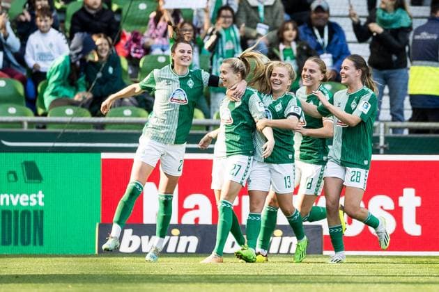 GOOGLE PIXEL Frauen Bundesliga, SV Werder Bremen - 1. FC Koeln; 14.10.2023 Jubel zum 1:0 nach Eigentor durch Celina Degen (1. FC Koeln, 5) GOOGLE PIXEL Frauen Bundesliga, SV Werder Bremen - 1. FC Koeln, Bremen, wohninvest Weserstadion am 14.10.2023 DFB REGULATIONS PROHIBIT ANY USE OF PHOTOGRAPHS AS IMAGE SEQUENCES AND OR QUASI-VIDEO. Copyright: xBEAUTIFULxSPORTS Wunderlx