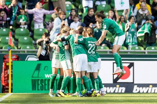 GOOGLE PIXEL Frauen Bundesliga, SV Werder Bremen - 1. FC Koeln; 14.10.2023 Jubel zum 1:0 nach Eigentor durch Celina Degen (1. FC Koeln, 5) GOOGLE PIXEL Frauen Bundesliga, SV Werder Bremen - 1. FC Koeln, Bremen, wohninvest Weserstadion am 14.10.2023 DFB REGULATIONS PROHIBIT ANY USE OF PHOTOGRAPHS AS IMAGE SEQUENCES AND OR QUASI-VIDEO. Copyright: xBEAUTIFULxSPORTS Wunderlx