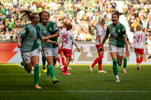 GER, FFBL, SV Werder Bremen vs 1. FC Koeln 14.10.2023, wohninvest WESERSTADION, GER, FFBL, SV Werder Bremen vs 1. FC Koeln im Bild Jubel, Torjubel, die Frauen des SV Werder gehen durch ein Eigentor in Führung. (vl) Nina Lührßen Luehrssen (SV Werder Bremen 27) und Ricarda Walkling (SV Werder Bremen 13) jubeln,
