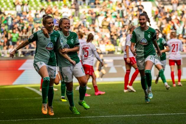 GER, FFBL, SV Werder Bremen vs 1. FC Koeln 14.10.2023, wohninvest WESERSTADION, GER, FFBL, SV Werder Bremen vs 1. FC Koeln im Bild Jubel, Torjubel, die Frauen des SV Werder gehen durch ein Eigentor in Führung. (vl) Nina Lührßen Luehrssen (SV Werder Bremen 27) und Ricarda Walkling (SV Werder Bremen 13) jubeln,