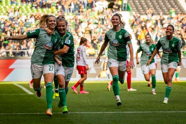 GER, FFBL, SV Werder Bremen vs 1. FC Koeln 14.10.2023, wohninvest WESERSTADION, GER, FFBL, SV Werder Bremen vs 1. FC Koeln im Bild Jubel, Torjubel, die Frauen des SV Werder gehen durch ein Eigentor in Führung. (vl) Nina Lührßen Luehrssen (SV Werder Bremen 27) und Ricarda Walkling (SV Werder Bremen 13) jubeln,