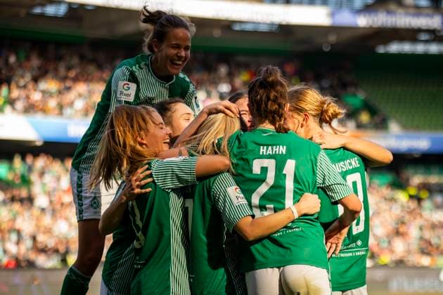 GER, FFBL, SV Werder Bremen vs 1. FC Koeln 14.10.2023, wohninvest WESERSTADION, GER, FFBL, SV Werder Bremen vs 1. FC Koeln im Bild Jubel, Torjubel, die Frauen des SV Werder gehen durch ein Eigentor in Führung. Jubelnde Mannschaft,