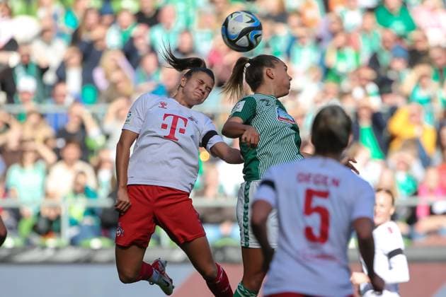 v.li.: Martyna Wiankowska (1. FC Köln, 26) und Maja Sternad (SV Werder Bremen, 11) im Kopfballduell, Kopfball, Zweikampf, Action, Aktion, Spielszene, DIE DFB-RICHTLINIEN UNTERSAGEN JEGLICHE NUTZUNG VON FOTOS ALS SEQUENZBILDER UND ODER VIDEOÄHNLICHE FOTOSTRECKEN. DFB REGULATIONS PROHIBIT ANY USE OF PHOTOGRAPHS AS IMAGE SEQUENCES AND OR QUASI-VIDEO., 14.10.2023, Bremen (Deutschland), Fussball, Google Pixel Frauen-Bundesliga, SV Werder Bremen - 1. FC Köln