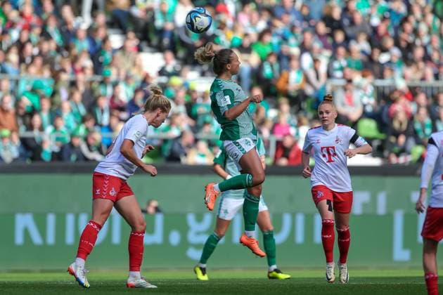 v.li.: Maja Sternad (SV Werder Bremen, 11) beim Kopfball, Aktion, Action, Spielszene, DIE DFB-RICHTLINIEN UNTERSAGEN JEGLICHE NUTZUNG VON FOTOS ALS SEQUENZBILDER UND ODER VIDEOÄHNLICHE FOTOSTRECKEN. DFB REGULATIONS PROHIBIT ANY USE OF PHOTOGRAPHS AS IMAGE SEQUENCES AND OR QUASI-VIDEO., 14.10.2023, Bremen (Deutschland), Fussball, Google Pixel Frauen-Bundesliga, SV Werder Bremen - 1. FC Köln