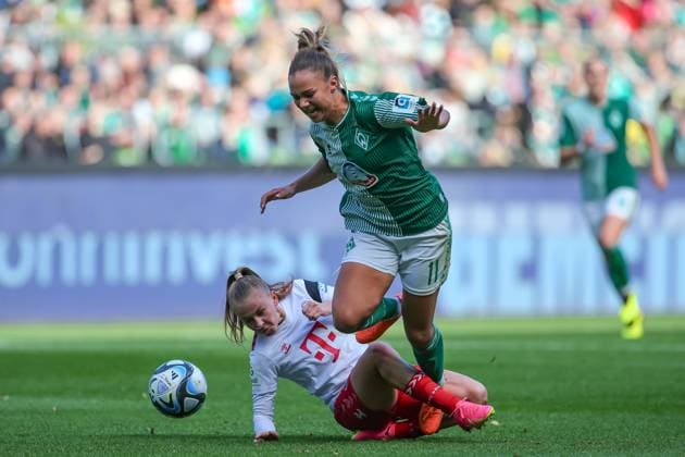 v.li.: Laura Donhauser (1. FC Köln, 25) und Maja Sternad (SV Werder Bremen, 11) im Zweikampf, Duell, Dynamik, Aktion, Action, Spielszene, DIE DFB-RICHTLINIEN UNTERSAGEN JEGLICHE NUTZUNG VON FOTOS ALS SEQUENZBILDER UND ODER VIDEOÄHNLICHE FOTOSTRECKEN. DFB REGULATIONS PROHIBIT ANY USE OF PHOTOGRAPHS AS IMAGE SEQUENCES AND OR QUASI-VIDEO., 14.10.2023, Bremen (Deutschland), Fussball, Google Pixel Frauen-Bundesliga, SV Werder Bremen - 1. FC Köln