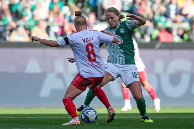 v.li.: Laura Vogt (1. FC Köln, 8) und Lina Hausicke (SV Werder Bremen, 18) im Zweikampf, Duell, Dynamik, Aktion, Action, Spielszene, DIE DFB-RICHTLINIEN UNTERSAGEN JEGLICHE NUTZUNG VON FOTOS ALS SEQUENZBILDER UND ODER VIDEOÄHNLICHE FOTOSTRECKEN. DFB REGULATIONS PROHIBIT ANY USE OF PHOTOGRAPHS AS IMAGE SEQUENCES AND OR QUASI-VIDEO., 14.10.2023, Bremen (Deutschland), Fussball, Google Pixel Frauen-Bundesliga, SV Werder Bremen - 1. FC Köln