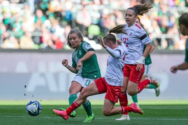 v.li.: Ricarda Walkling (SV Werder Bremen, 13) und Laura Donhauser (1. FC Köln, 25) im Zweikampf, Duell, Dynamik, Aktion, Action, Spielszene, DIE DFB-RICHTLINIEN UNTERSAGEN JEGLICHE NUTZUNG VON FOTOS ALS SEQUENZBILDER UND ODER VIDEOÄHNLICHE FOTOSTRECKEN. DFB REGULATIONS PROHIBIT ANY USE OF PHOTOGRAPHS AS IMAGE SEQUENCES AND OR QUASI-VIDEO., 14.10.2023, Bremen (Deutschland), Fussball, Google Pixel Frauen-Bundesliga, SV Werder Bremen - 1. FC Köln