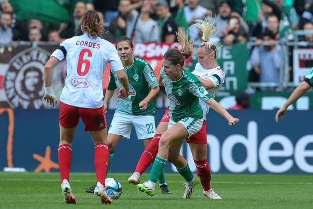 v.li.: Juliane Wirtz (SV Werder Bremen, 28) und Meike Meßmer (1. FC Köln, 20) im Zweikampf, Duell, Dynamik, Aktion, Action, Spielszene, DIE DFB-RICHTLINIEN UNTERSAGEN JEGLICHE NUTZUNG VON FOTOS ALS SEQUENZBILDER UND ODER VIDEOÄHNLICHE FOTOSTRECKEN. DFB REGULATIONS PROHIBIT ANY USE OF PHOTOGRAPHS AS IMAGE SEQUENCES AND OR QUASI-VIDEO., 14.10.2023, Bremen (Deutschland), Fussball, Google Pixel Frauen-Bundesliga, SV Werder Bremen - 1. FC Köln