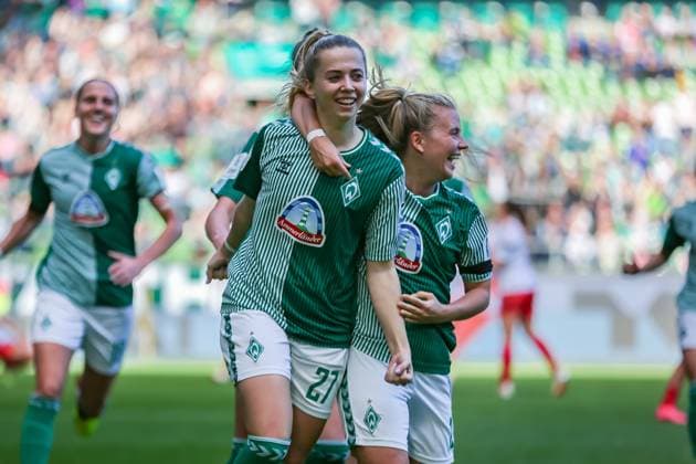 v.li.: Nina Lührßen (SV Werder Bremen, 27) und Ricarda Walkling (SV Werder Bremen, 13) mit Torjubel, Jubel, jubeln, jubelt, optimistisch, Spielszene, Highlight, Freude über das Tor zum 1:0, DIE DFB-RICHTLINIEN UNTERSAGEN JEGLICHE NUTZUNG VON FOTOS ALS SEQUENZBILDER UND ODER VIDEOÄHNLICHE FOTOSTRECKEN. DFB REGULATIONS PROHIBIT ANY USE OF PHOTOGRAPHS AS IMAGE SEQUENCES AND OR QUASI-VIDEO., 14.10.2023, Bremen (Deutschland), Fussball, Google Pixel Frauen-Bundesliga, SV Werder Bremen - 1. FC Köln